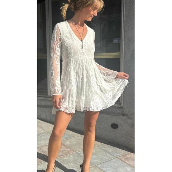 Free People Dresses & Skirts - Free People 2 White Lace VNeck Long Sleeve Mini Dress